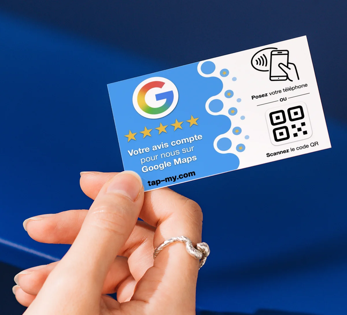 Main tenant une Carte Booster Google au format carte bancaire