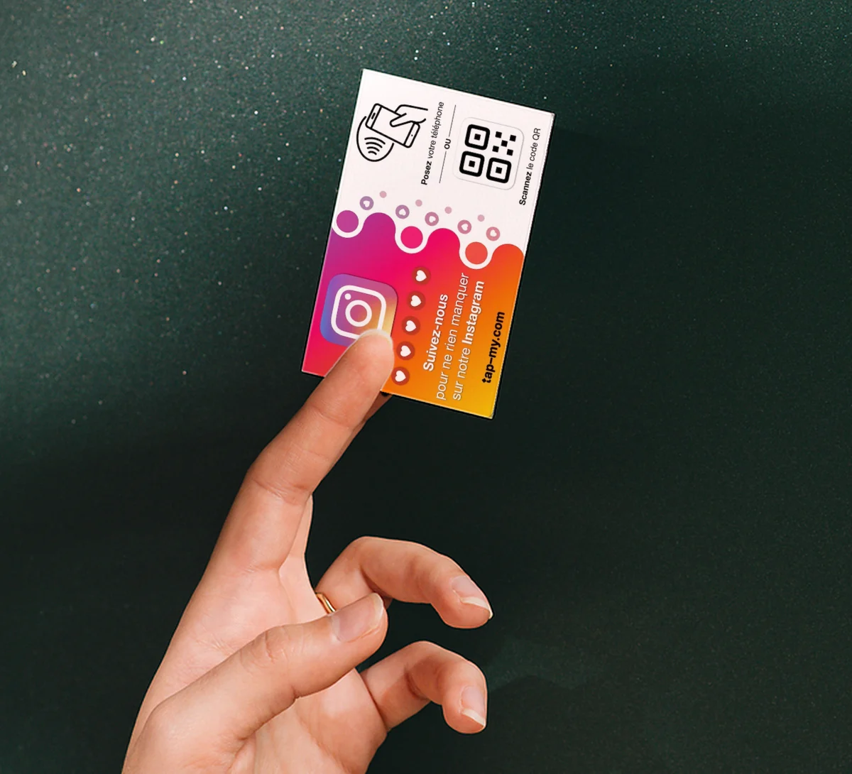 Main tenant une Carte Booster Instagram au format carte bancaire