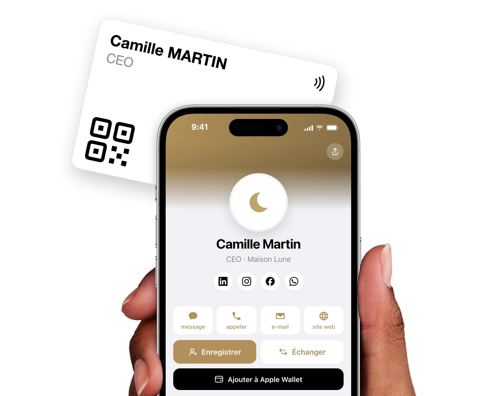 Main tenant un iPhone posé sur une carte Business Pro : la page profil de Camille Martin, Maison Lune, s'affiche