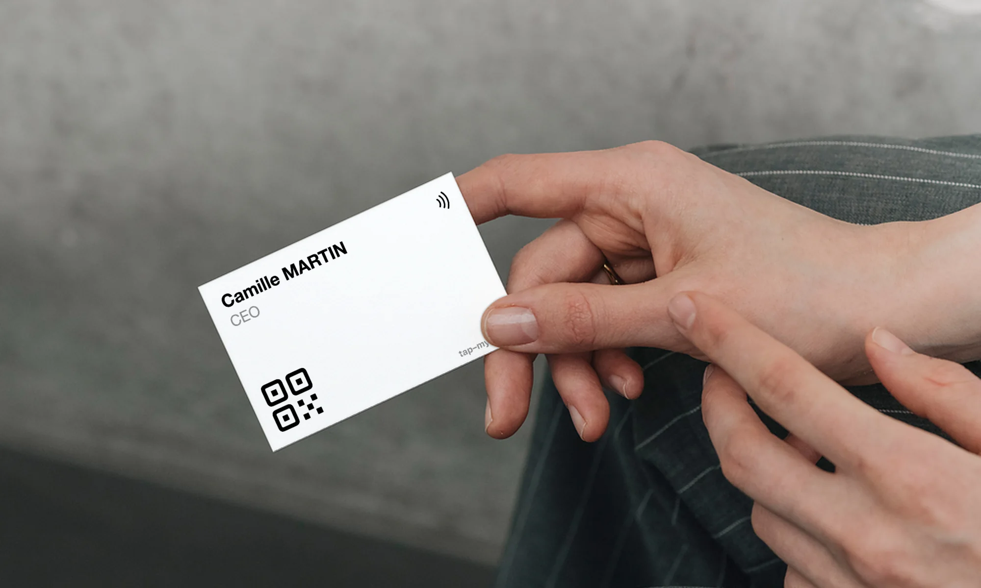 Main tendant une carte Business Pro au nom de Camille Martin, CEO