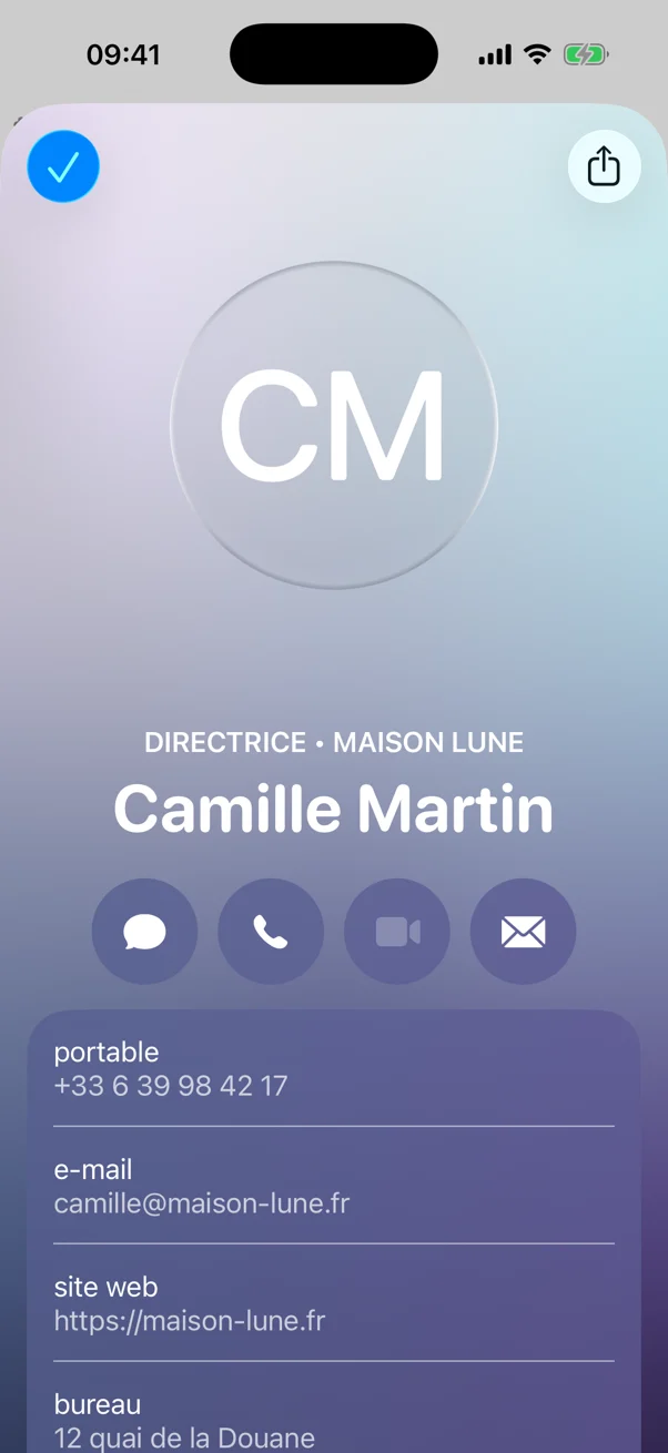 Fiche contact de Camille Martin ouverte dans l'app Contacts d'un iPhone après le scan de la carte